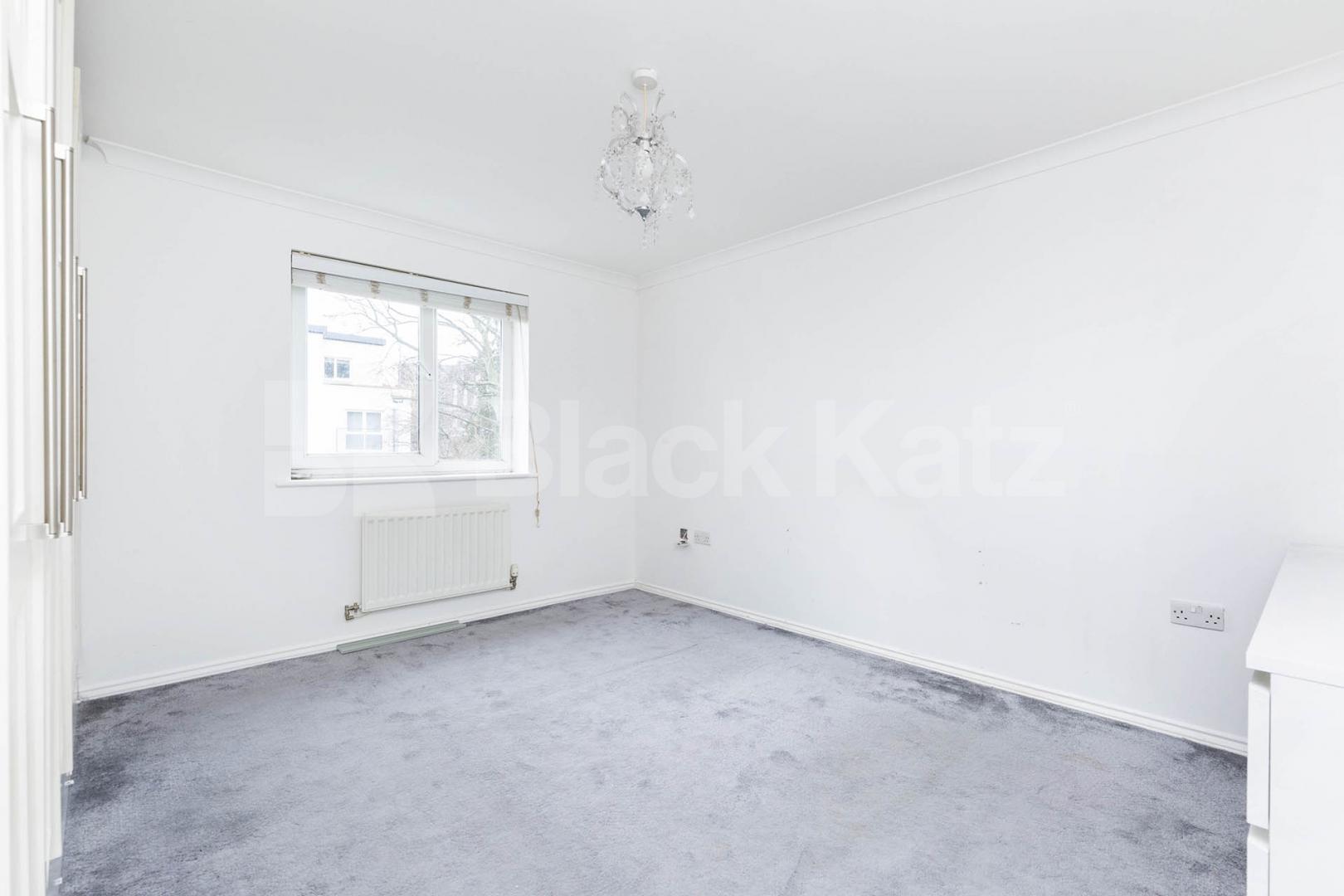 Top floor 2 bedroom apartment next to station with allocated parking  Montague Close, High Barnet 